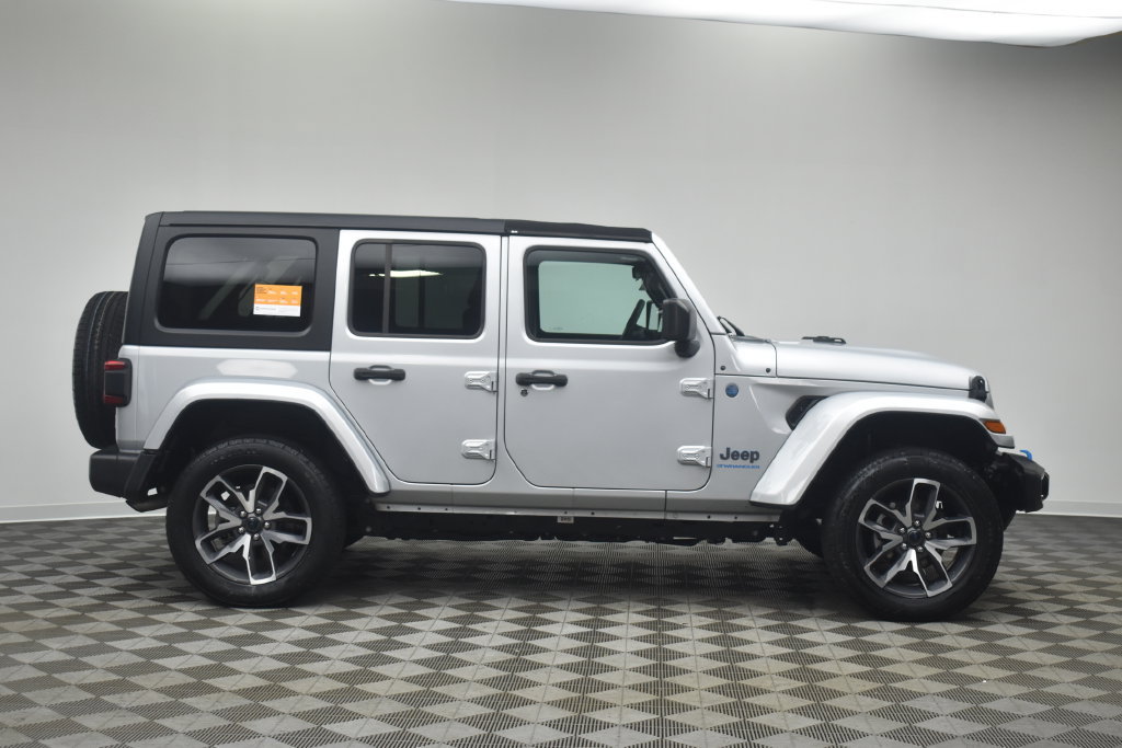 Certified 2024 Jeep Wrangler Unlimited w/ Convenience Group AWD/4WD image 11