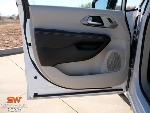 Used 2024 Chrysler Pacifica Touring-L image 23