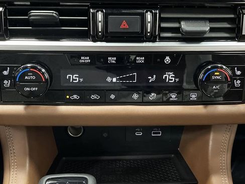 Used 2023 Nissan Pathfinder Platinum image 21