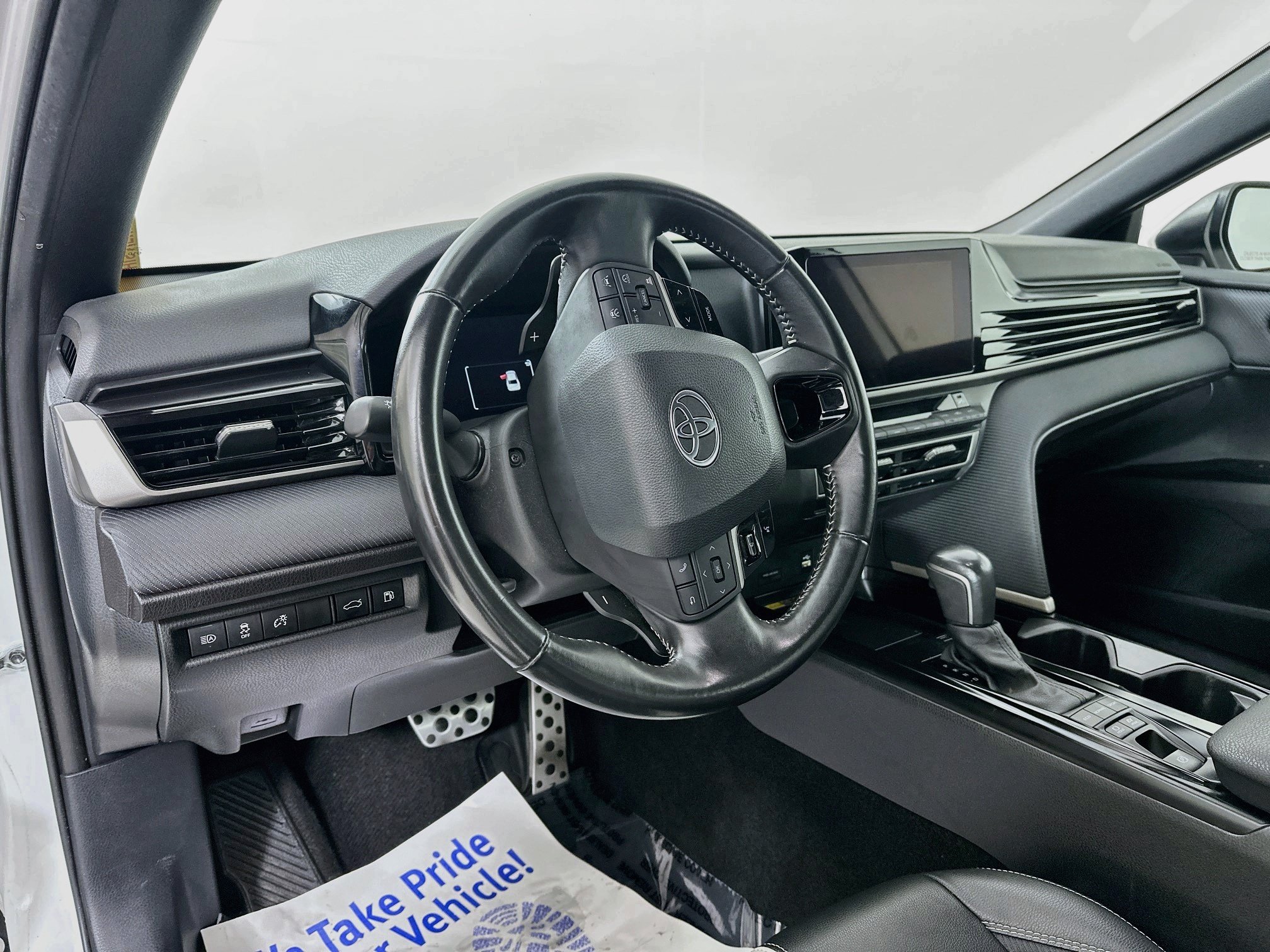 Used 2025 Toyota Camry SE FWD image 9