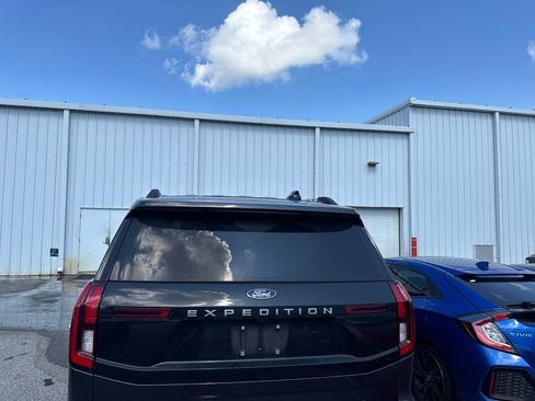 Used 2025 Ford Expedition Platinum AWD/4WD image 6