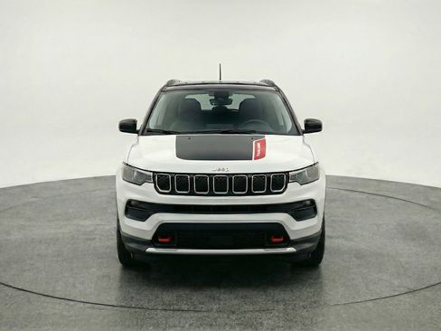Used 2025 Jeep Compass Trailhawk w/ Trailer Tow Group AWD/4WD image 2