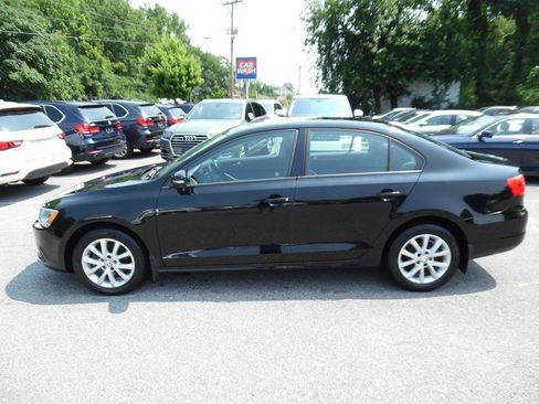 Used 2011 Volkswagen Jetta SE FWD image 2