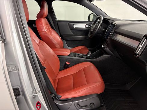 Used 2019 Volvo XC40 T5 Momentum image 40