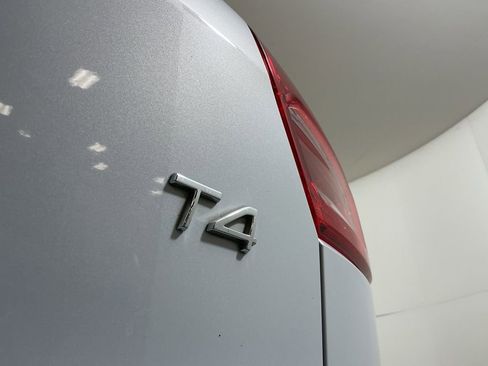 Used 2020 Volvo XC40 T4 Momentum image 31