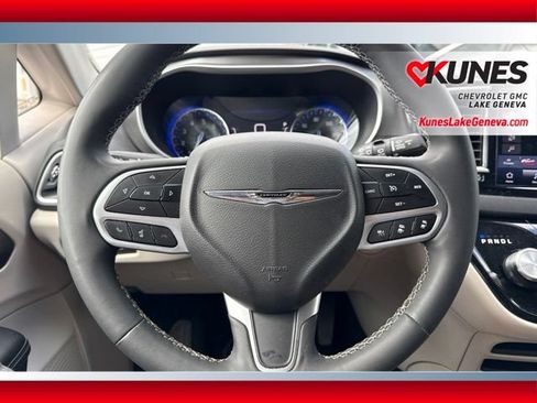 Used 2024 Chrysler Pacifica Touring-L FWD image 25
