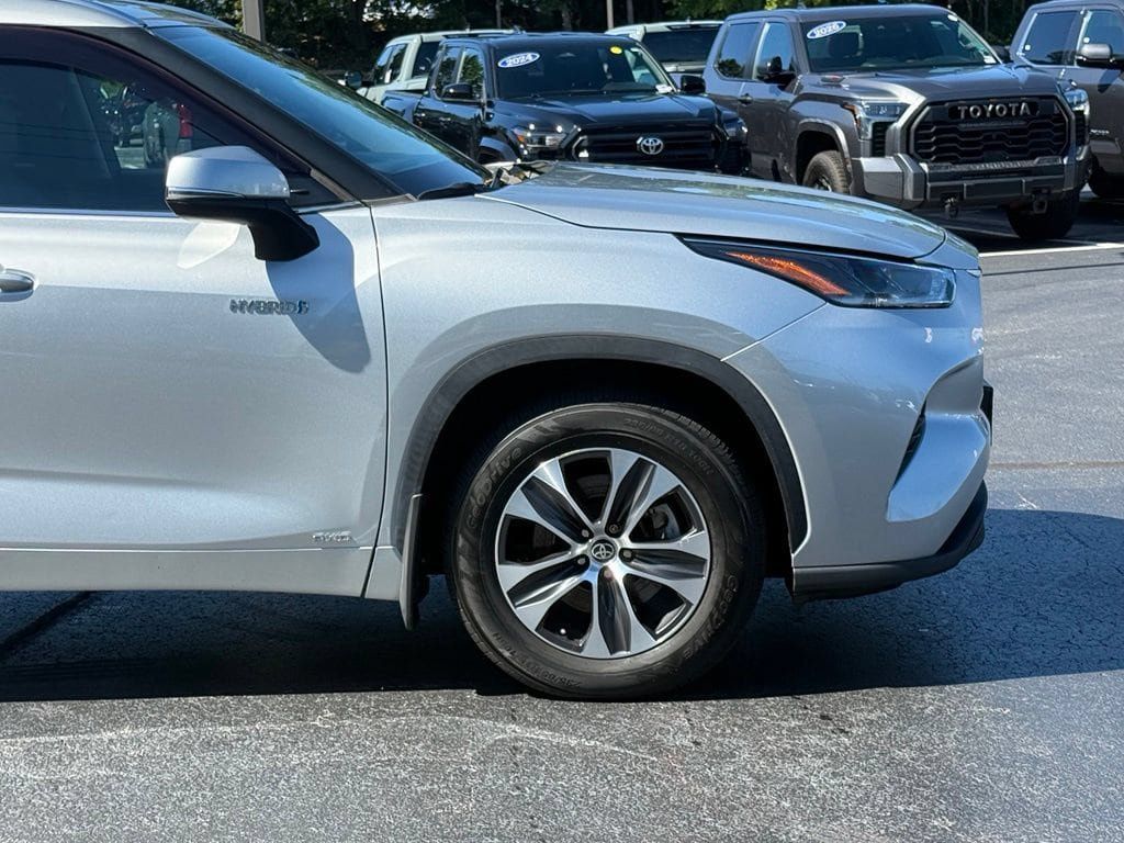 Used 2021 Toyota Highlander XLE AWD/4WD image 10