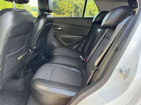 Used 2020 Chevrolet Trax LT w/ LT Convenience Package FWD image 17
