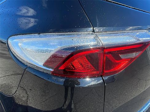 Used 2024 Buick Enclave Premium image 11