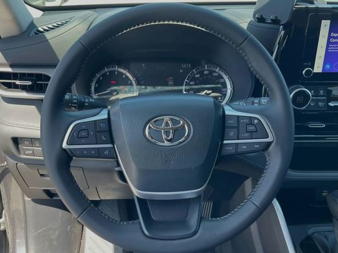 Used 2023 Toyota Highlander LE FWD image 10