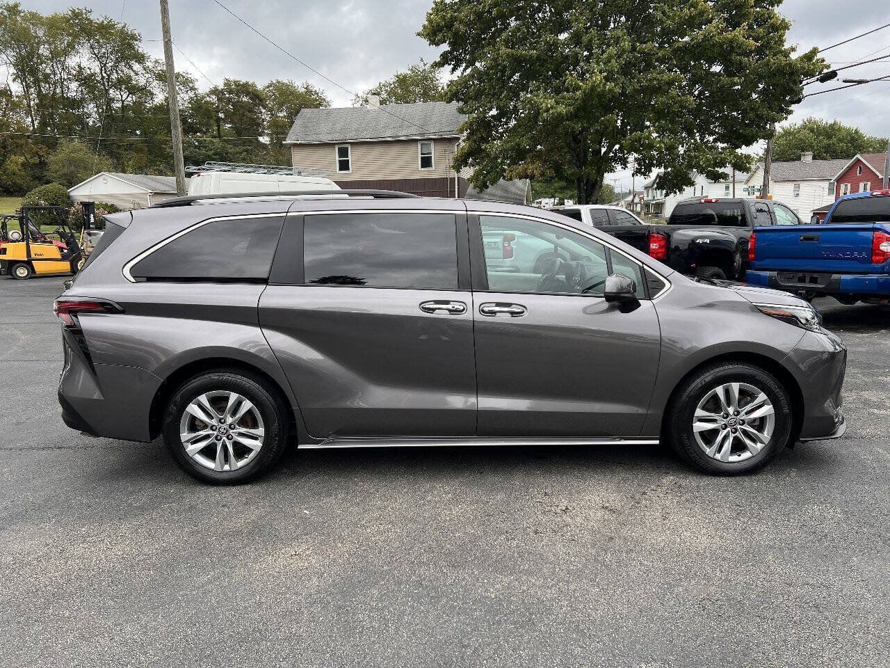 Used 2024 Toyota Sienna XLE w/ XLE Plus Package AWD/4WD image 4