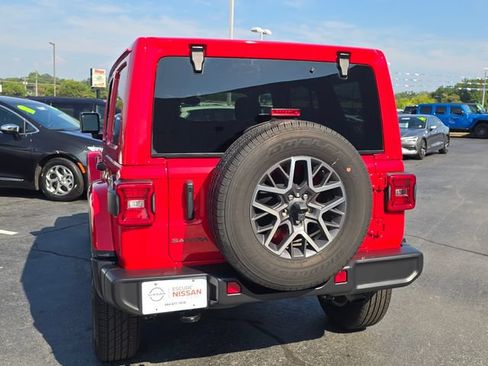 Used 2025 Jeep Wrangler Unlimited Sahara AWD/4WD image 4