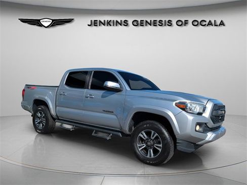 Used 2019 Toyota Tacoma TRD Sport image 2