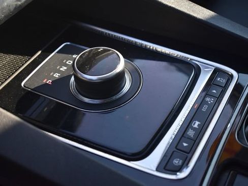 Used 2018 Jaguar F-PACE Premium AWD/4WD image 30