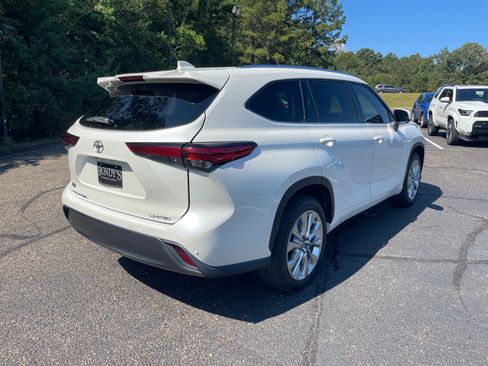 Used 2021 Toyota Highlander Limited FWD image 17