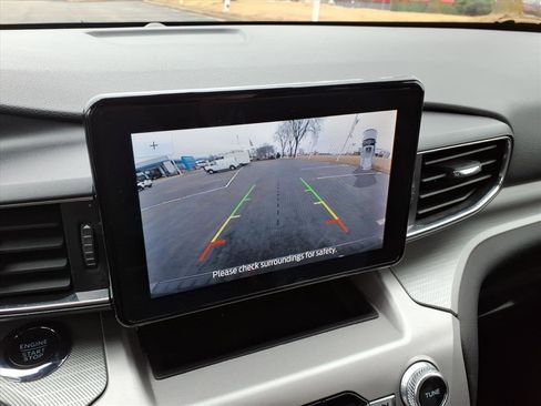Used 2022 Ford Explorer XLT w/ Equipment Group 202A AWD/4WD image 10