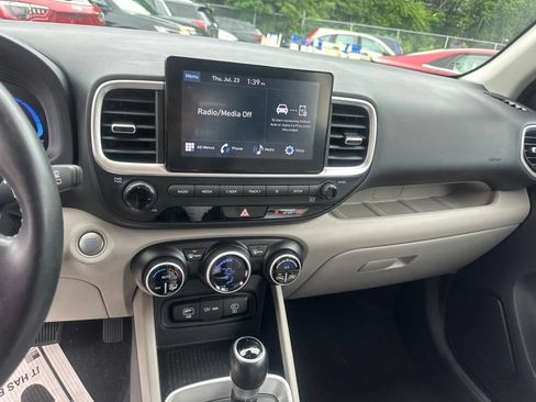 Used 2025 Hyundai Venue SEL FWD image 17