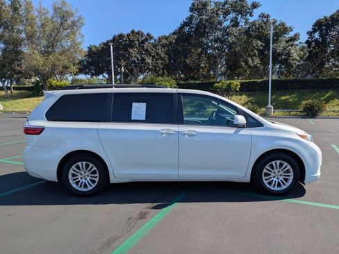 Used 2017 Toyota Sienna XLE image 4