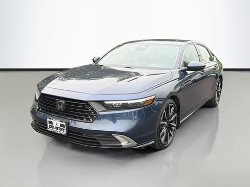 Used 2025 Honda Accord Touring image 2