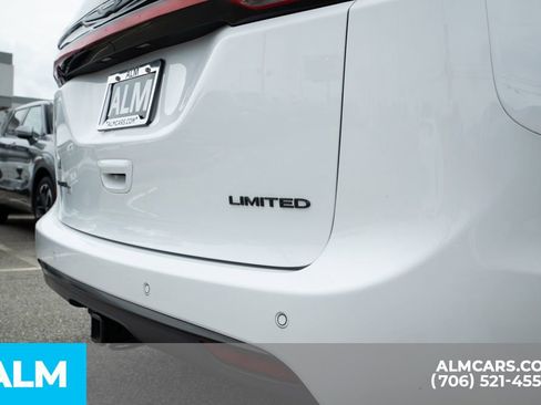 Used 2024 Chrysler Pacifica Limited w/ S Appearance Package image 9