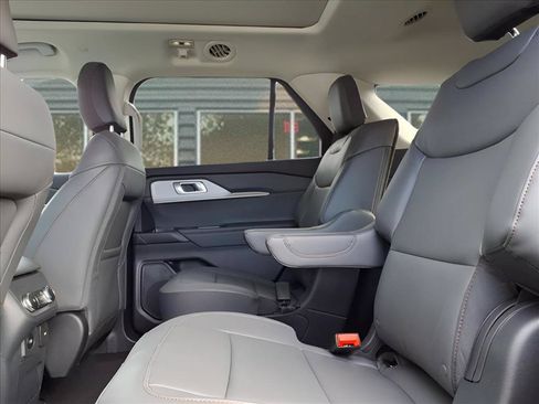 Used 2026 Ford Explorer Active w/ Active Comfort Package AWD/4WD image 8