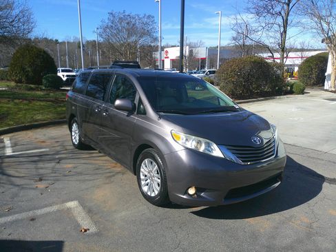 Used 2014 Toyota Sienna XLE image 2
