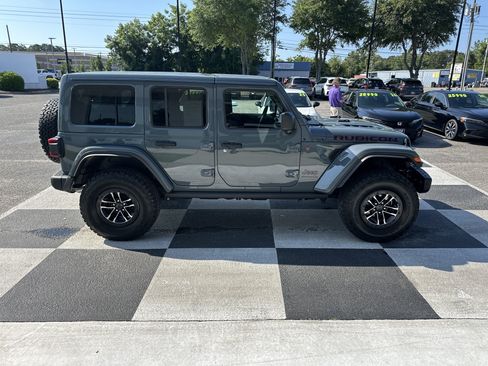 Used 2025 Jeep Wrangler Unlimited Rubicon AWD/4WD image 3