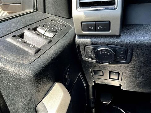 Used 2017 Ford F250 Lariat w/ Lariat Ultimate Package AWD/4WD image 16