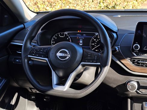 Used 2024 Nissan Altima 2.5 SV image 21