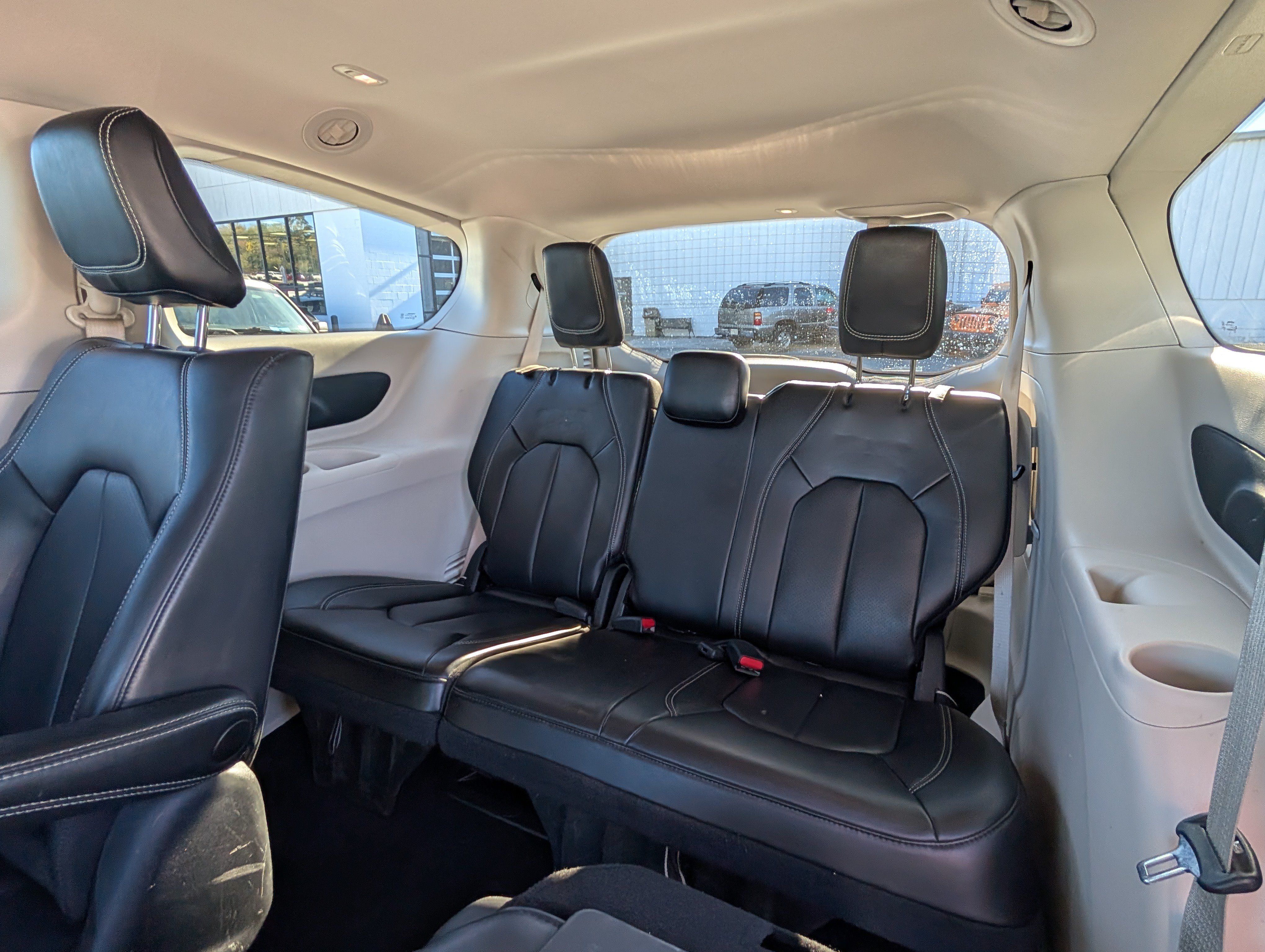 Used 2023 Chrysler Pacifica Touring-L FWD image 16