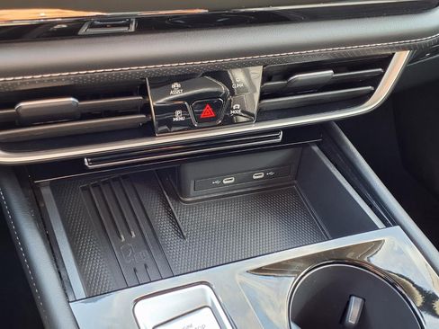 Used 2025 Volkswagen Atlas SE image 11