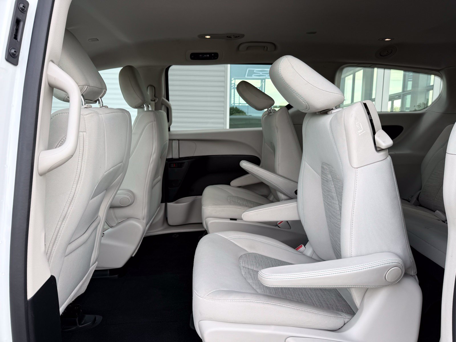 Used 2018 Chrysler Pacifica Touring Plus FWD image 20