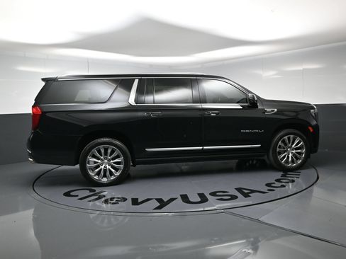 Used 2021 GMC Yukon XL Denali w/ Denali Premium Package AWD/4WD image 10
