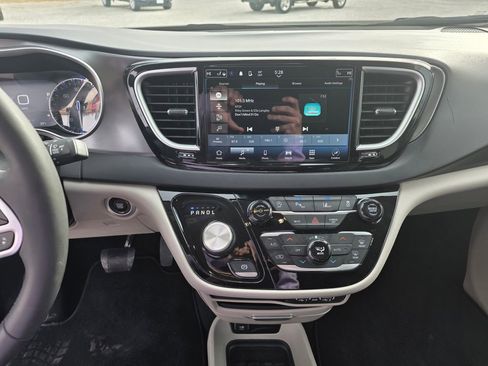 Used 2023 Chrysler Pacifica Touring-L image 16