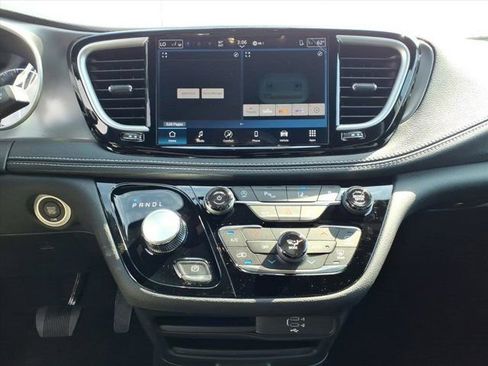 New 2026 Chrysler Pacifica Select image 7