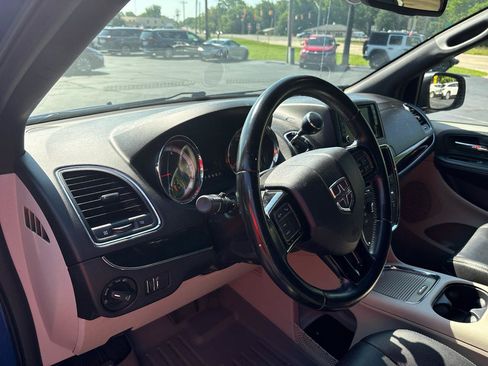 Used 2020 Dodge Grand Caravan SXT FWD image 7