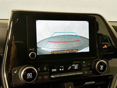 Certified 2024 Toyota Highlander XLE image 27