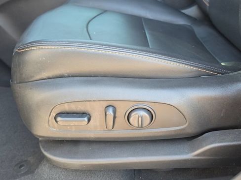 Used 2019 Chevrolet Equinox Premier FWD image 17