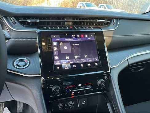 Used 2024 Jeep Grand Cherokee Laredo image 29