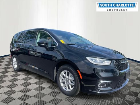 Used 2024 Chrysler Pacifica Touring-L FWD image 3