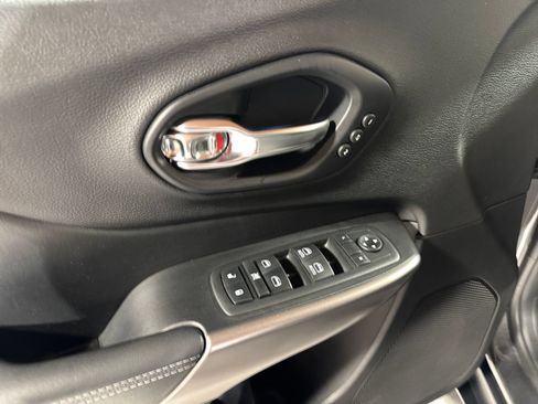 Used 2019 Jeep Cherokee Limited AWD/4WD image 16
