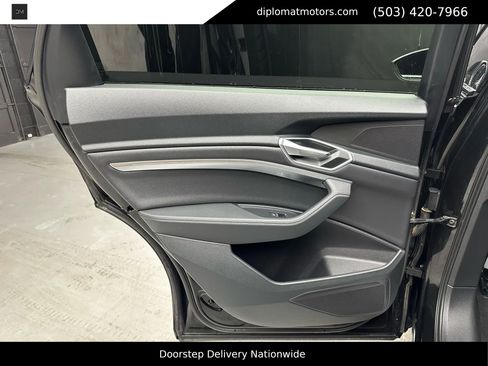 Used 2021 Audi e-tron Premium w/ Convenience Plus Package image 27