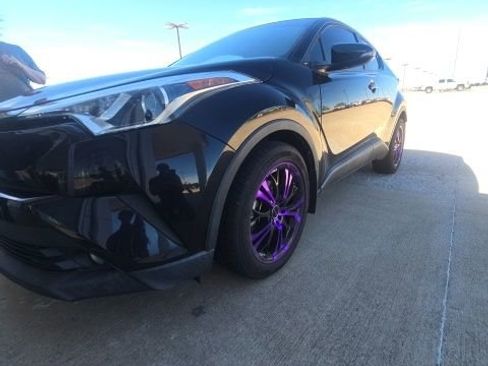 Used 2018 Toyota C-HR XLE image 2