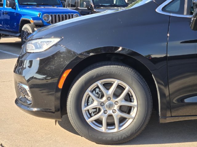 Certified 2025 Chrysler Pacifica Select FWD image 9
