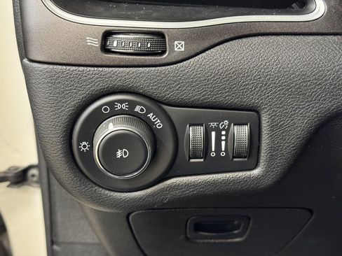 Used 2019 Jeep Cherokee Trailhawk w/ Cold Weather Group image 27