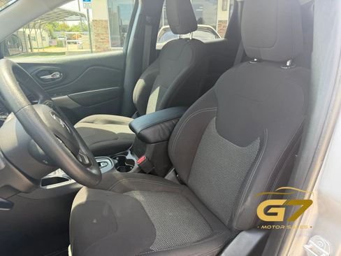 Used 2019 Jeep Cherokee Latitude w/ Popular Appearance Group FWD image 18