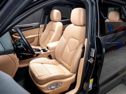 Certified 2025 Porsche Macan AWD/4WD image 5