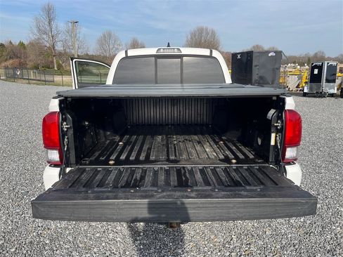 Used 2016 Toyota Tacoma TRD Sport w/ Towing Package image 12