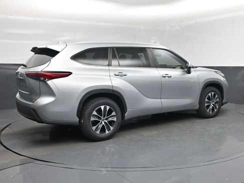 Used 2023 Toyota Highlander XLE FWD image 3