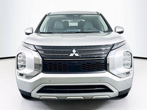 Used 2024 Mitsubishi Outlander SE image 2